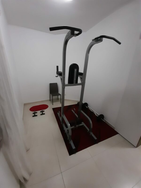 Commercial Vertical Knee Raise almost brand new, used for only two times very handy useful and effective